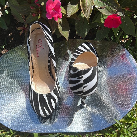 Size 7 Zebra platform pumps… so comfortable! Can wear to any occasion…. - Picture 17 of 17